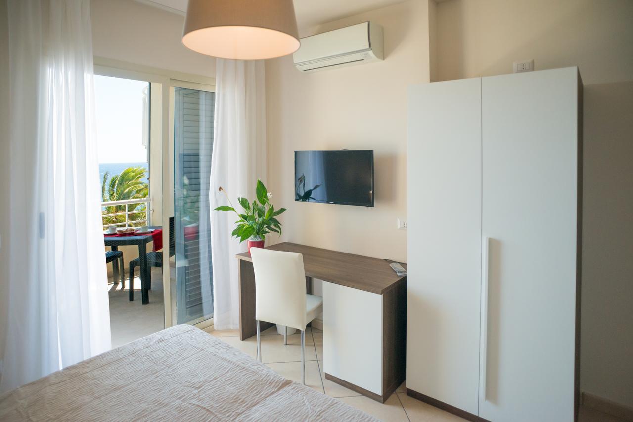 Riva Del Sol Bed & Breakfast Santa Teresa Di Riva Ngoại thất bức ảnh