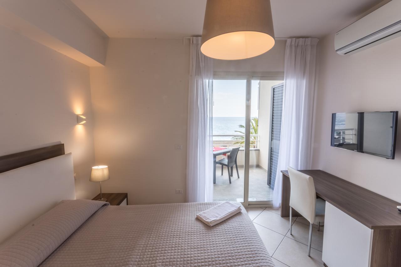 Riva Del Sol Bed & Breakfast Santa Teresa Di Riva Ngoại thất bức ảnh